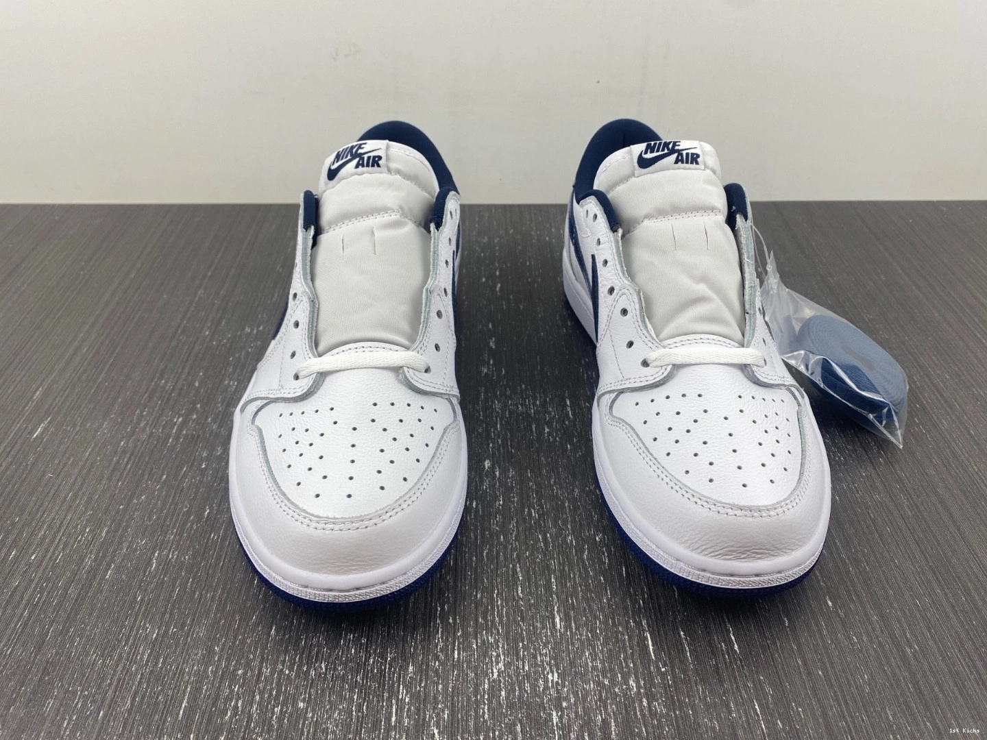 - Retro 1 Low Blue Metallic Jordan 705329-106 0208